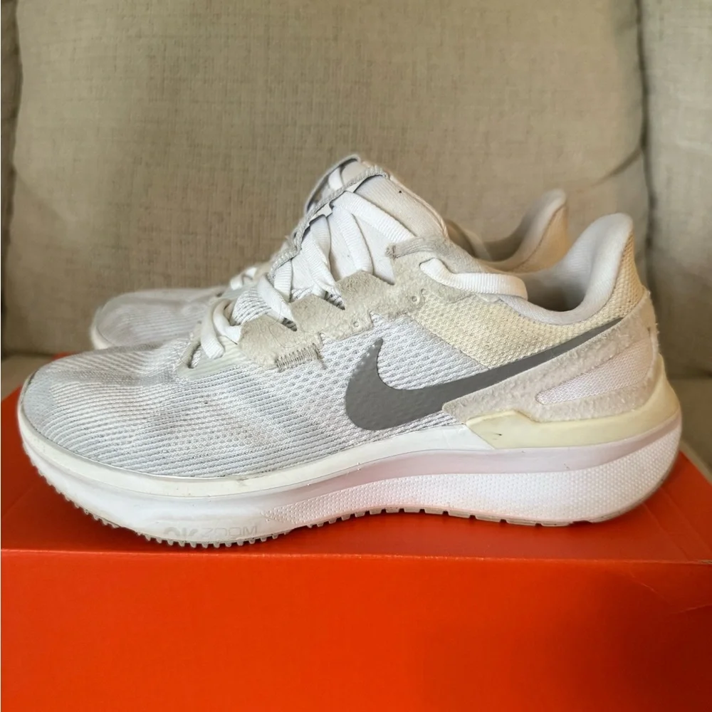 Nike Cream and White Running Shoes - Picture 5 of 11